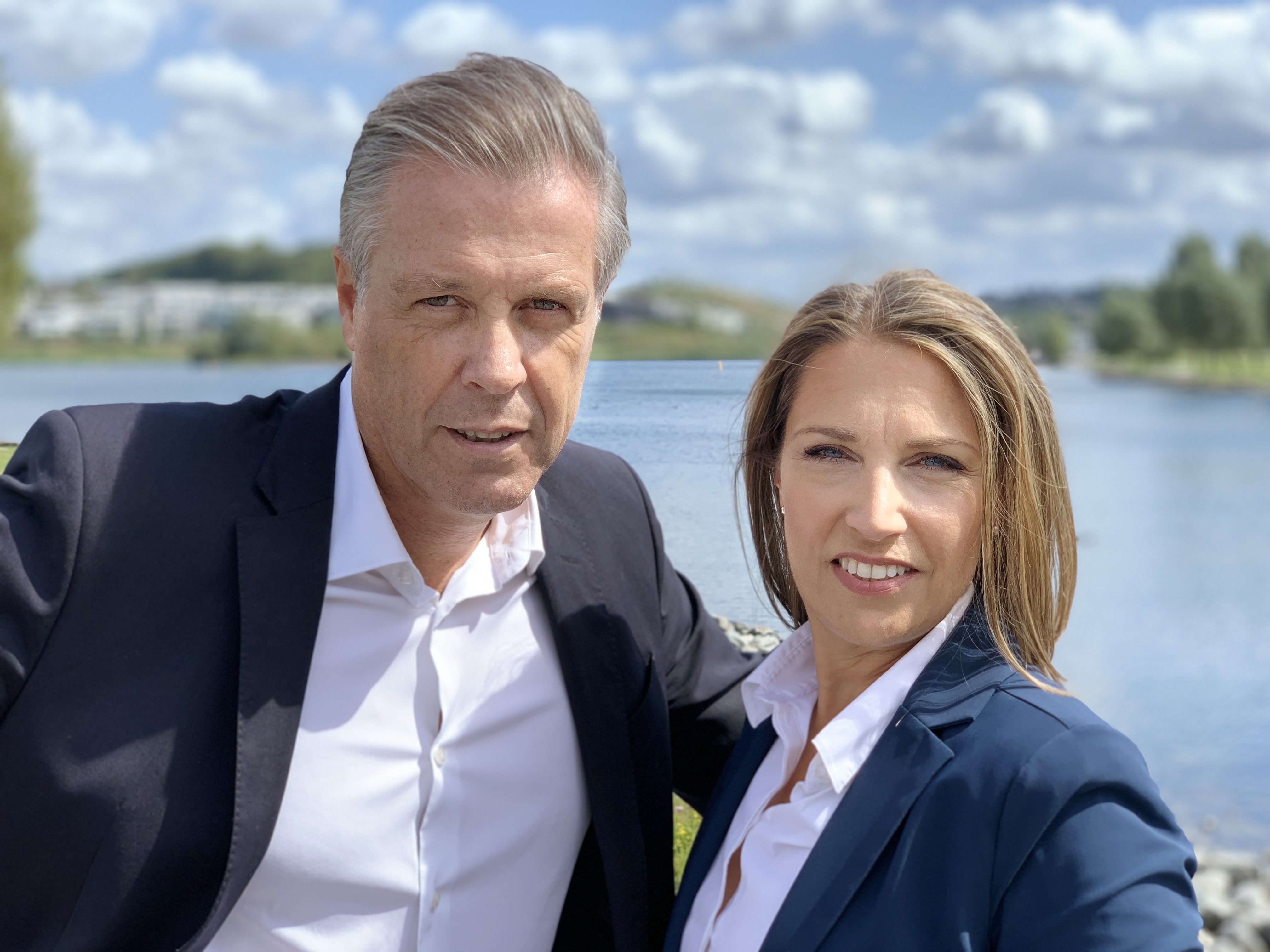Svenja und Matthias Dederichs stehen am Phönixsee in Dortmund. Sie sind Unternehmensberater für das Thema Leadership und Führung.