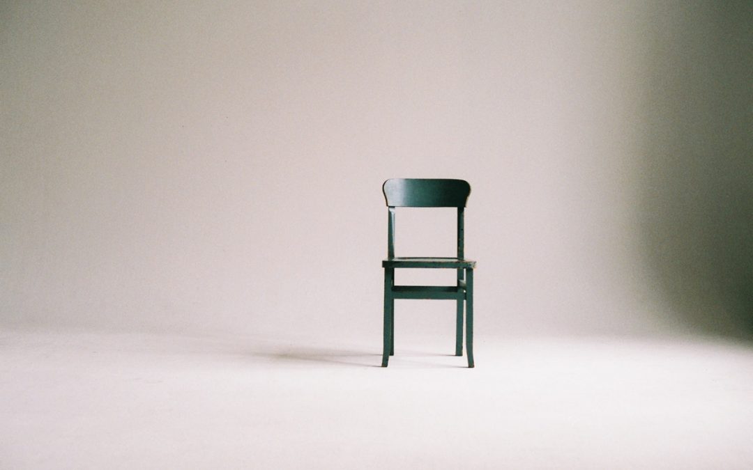 Ein Stuhl steht verlassen im Raum. Ein Sinnbild dafür, dass der Mitarbeiter gekündigt hat und das Unternehmen verlässt.